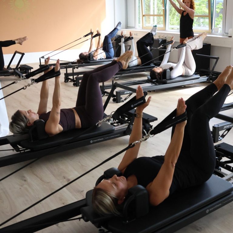 Pilates Reformer Bild mit Pilates Reformer Geräten