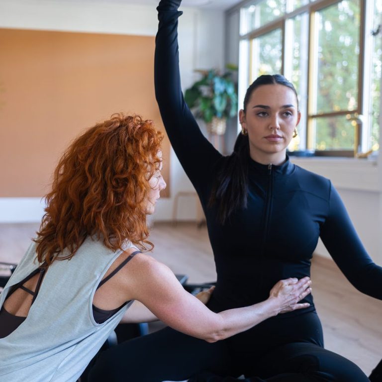 Reformer Personal Training Bild mit Frau auf Pilates Reformer beim Training